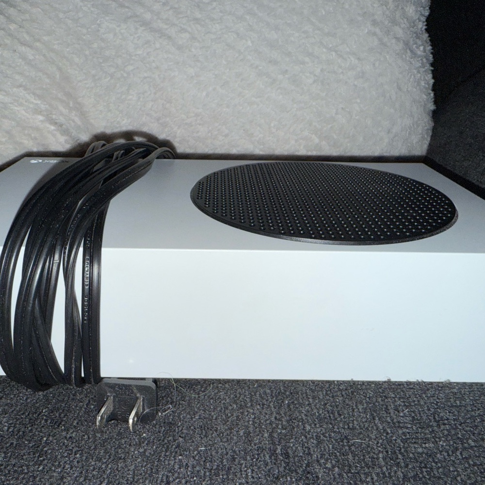 White Xbox series S. - Picture 2 of 4